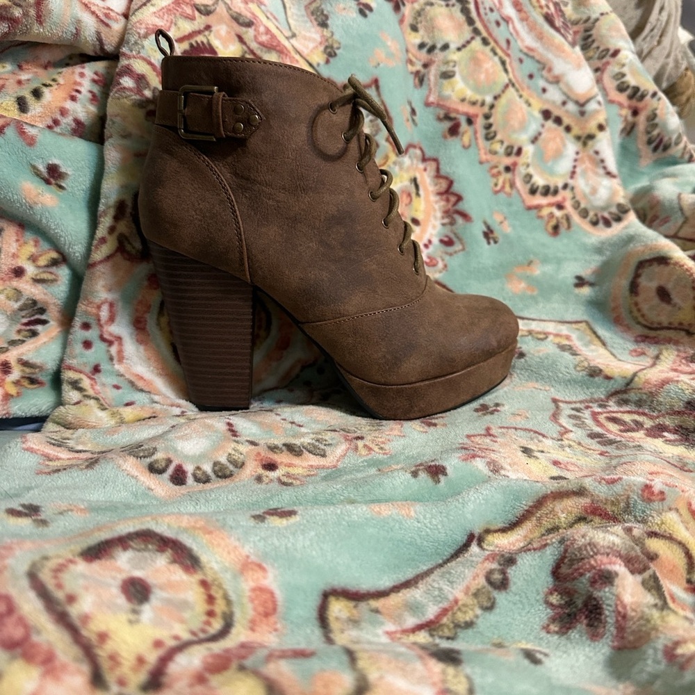 Hot Tomato Tan Lace-Up Ankle Boots- PERFECT FALL HEELS/BOOTS- PERFECT CONDITION!